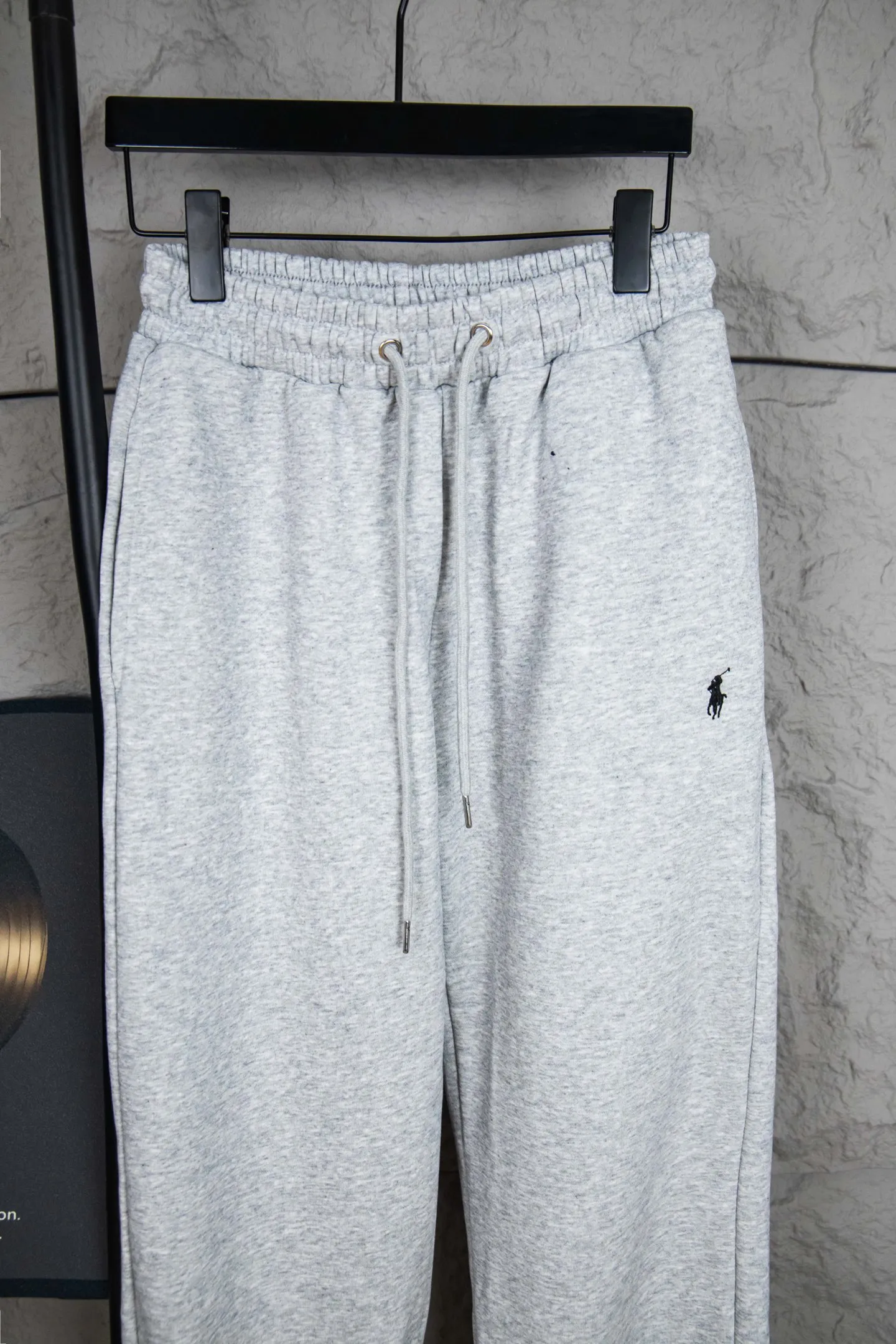 P170 Ralph Lauren Ralph Lauren suit sweatpants. Pure cotton with anti-static treatment. No dust, no lint. The elastic waist is used with a drawstring. Very friendly to the figure. The cotton is comfortable and soft. The upper body is casual and free. Regular beveled double pockets on both sides. The white brand logo on the left leg collides with the black of the pants. Although it is small, it is quite recognizable. The brand adds a young and fashionable atmosphere to the original high-end sense. It can be called a cold protection weapon. A simple base layer is enough to withstand the severe cold and make it more fluffy and warm. Color: Gray, Black, Navy SIZE: S-XL